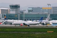  - Rush hour in front of Terminal 1... - by Holger Zengler