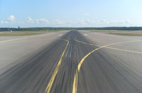  @ Helsinki-Vantaa Airport - Runway 04R-22L - by Thomas Ranner