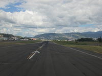  - View, from the American Airlines Aircraft, of the tarmac of Toncontin International Airport of Tegucigalpa before take off to Miami - by Jonas Laurince