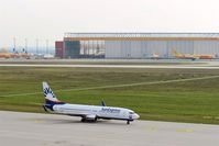 - View over apron 1 to DHL hub...... - by Holger Zengler