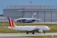  - Inbound traffic on rwy 26R in sight of an AN 124 on apron 3..... - by Holger Zengler