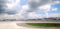  - View of the International Airport of Fort Lauderdale, seen from the aircraft American Airlines - by Jonas Laurince