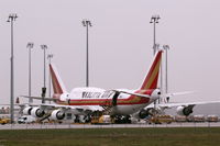  - Business as usual on apron 5.... - by Holger Zengler