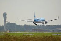  - A B-737 seconds from touching down at the Polderbaan, Schiphol Airport - by Paul H