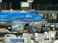  - gate D3 with KLM from Amsterdam - by JC Ravon - FRENCHSKY