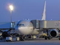  - night at CDG terminal 1 hub Qatar Airways parking Uniform 7 - by JC Ravon - FRENCHSKY