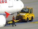  - pushback tug in action at Wien airport #v - by Ingo Warnecke
