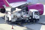  - hydrant refuelling truck in action at Wien airport #v - by Ingo Warnecke