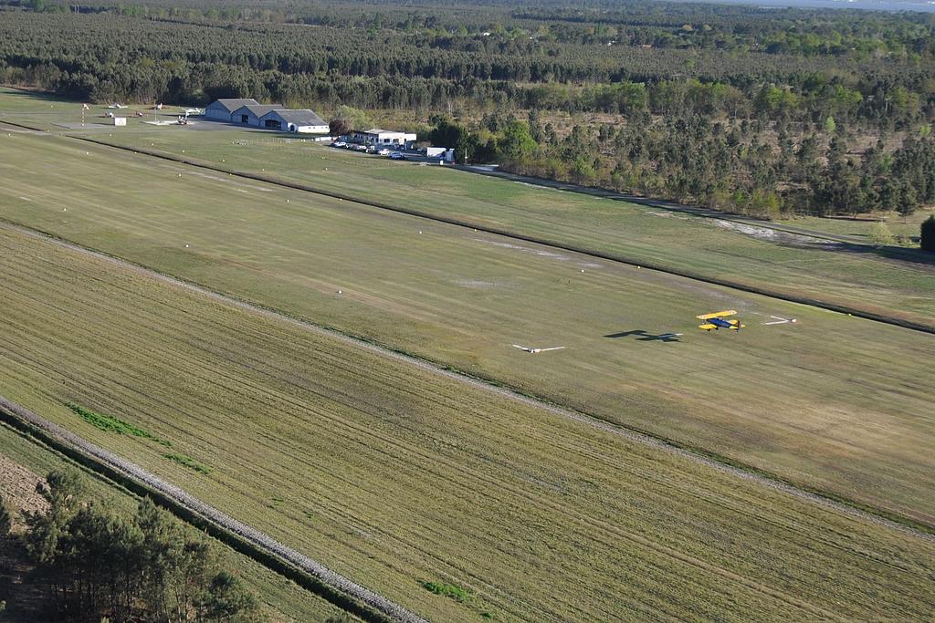 Andernos-les-Bains Airport photo, click to enlarge