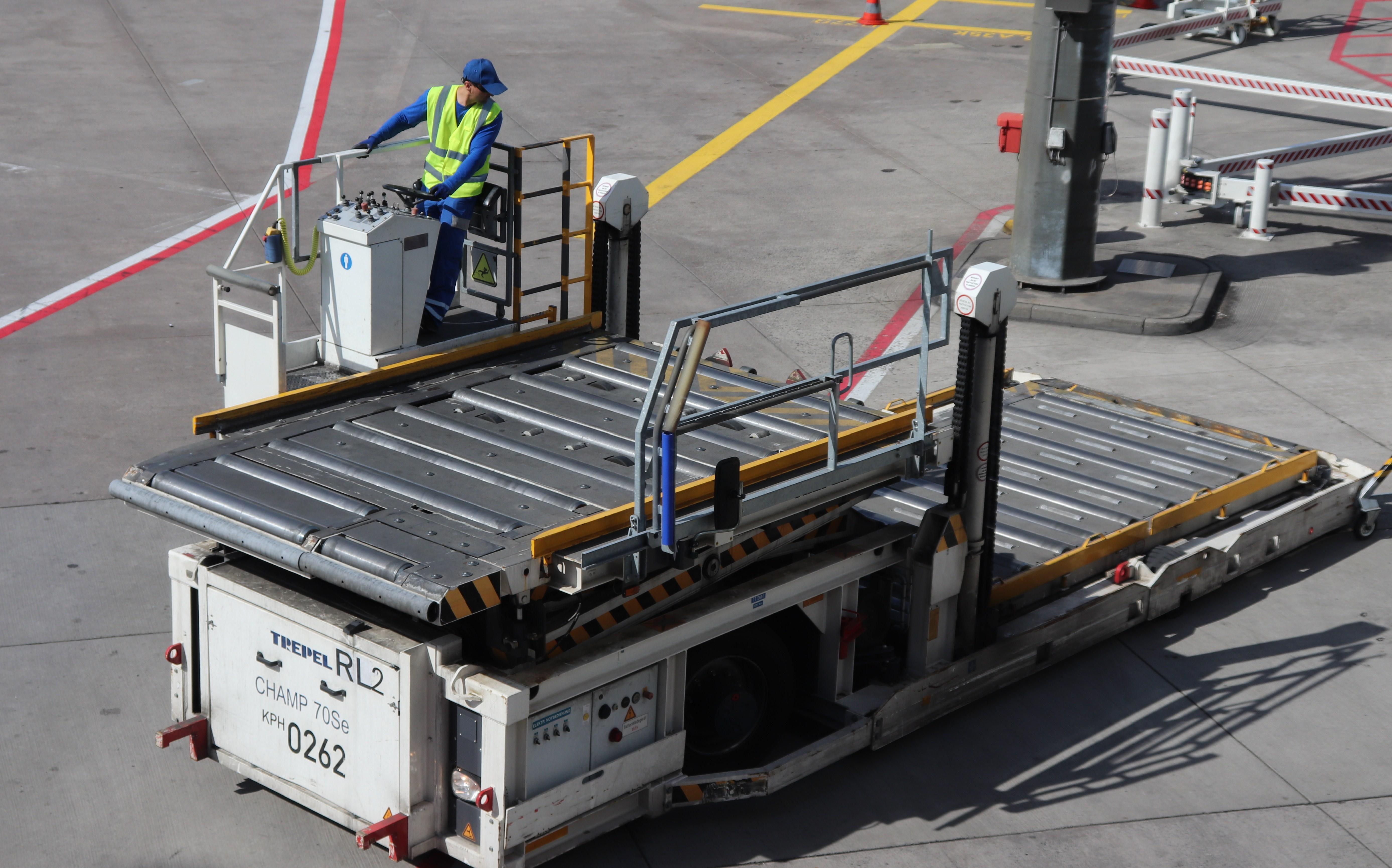  @ Frankfurt International Airport - RL2 Heavy cargo loader - by MarkPasqualino
