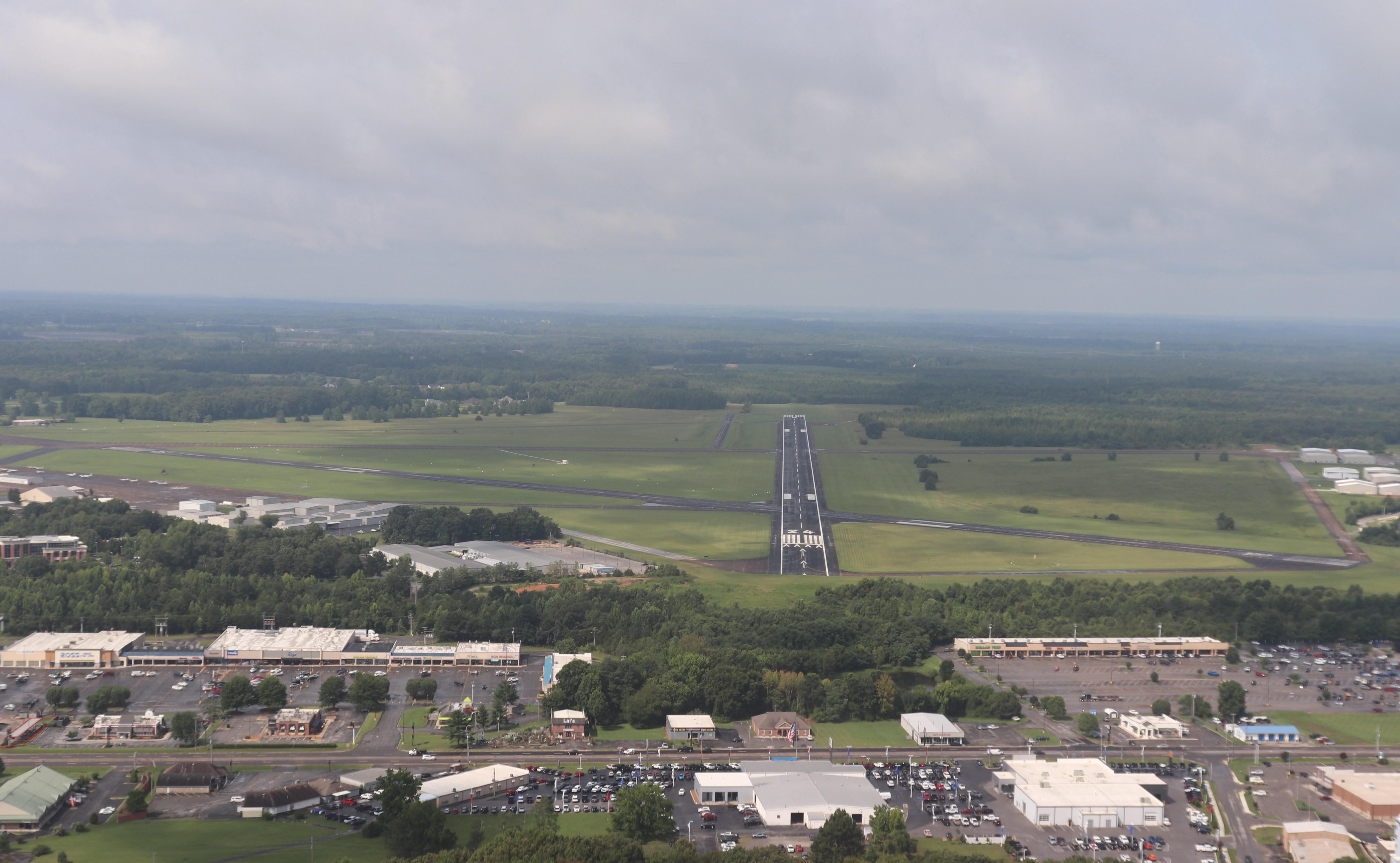 Tullahoma Regional Arpt/wm Northern Field Airport photo, click to enlarge