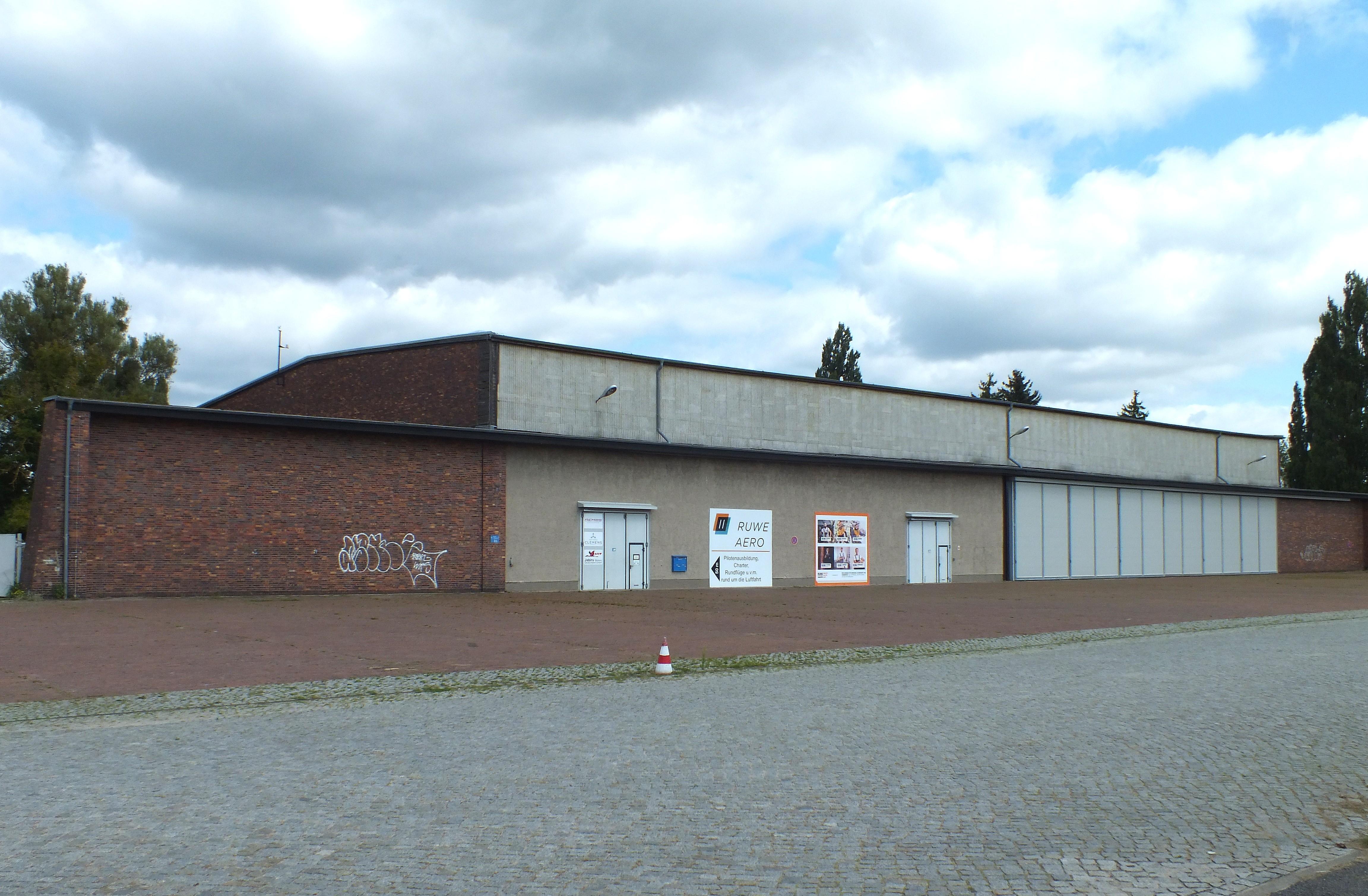EDAY, old hangar behind the terminal at Strausberg airfield, photo by iwarnecke
