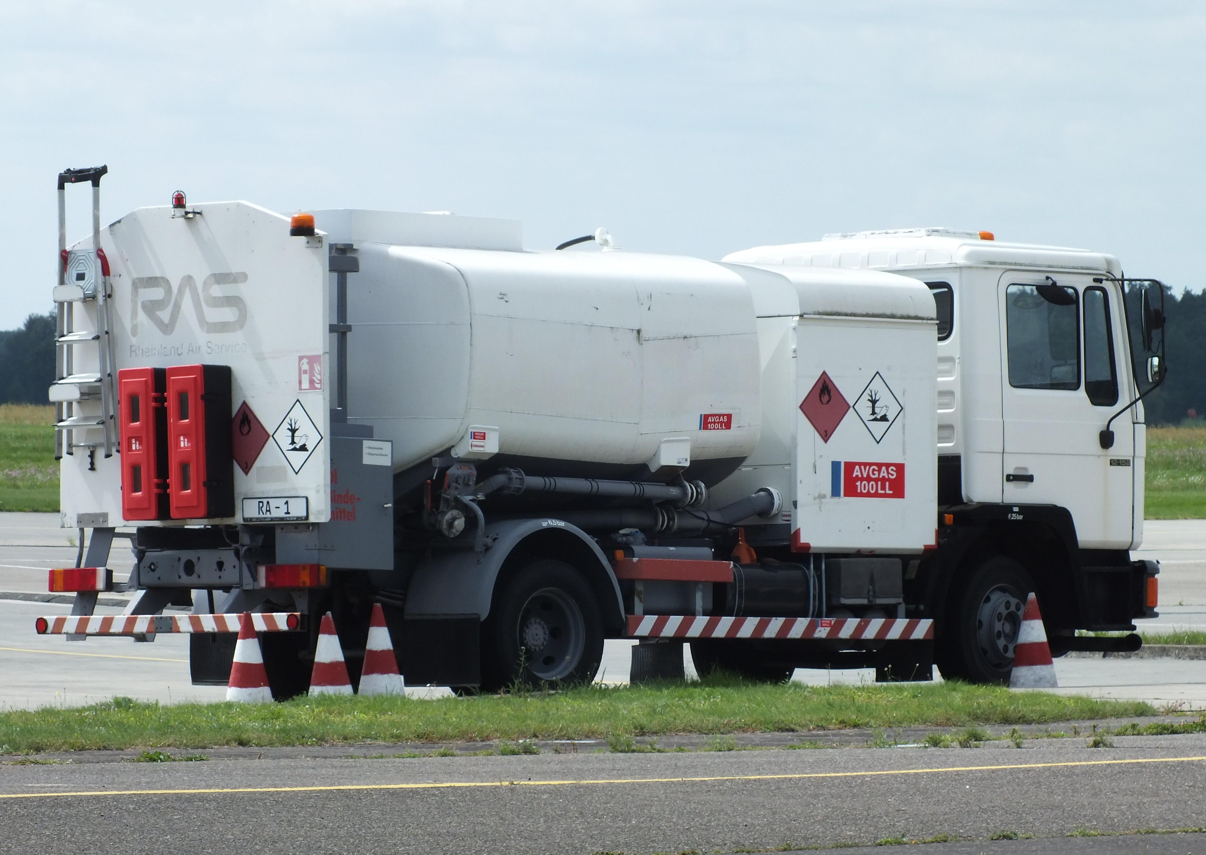 EDAY, airfield fuel truck at Strausberg airfield #v, photo by iwarnecke