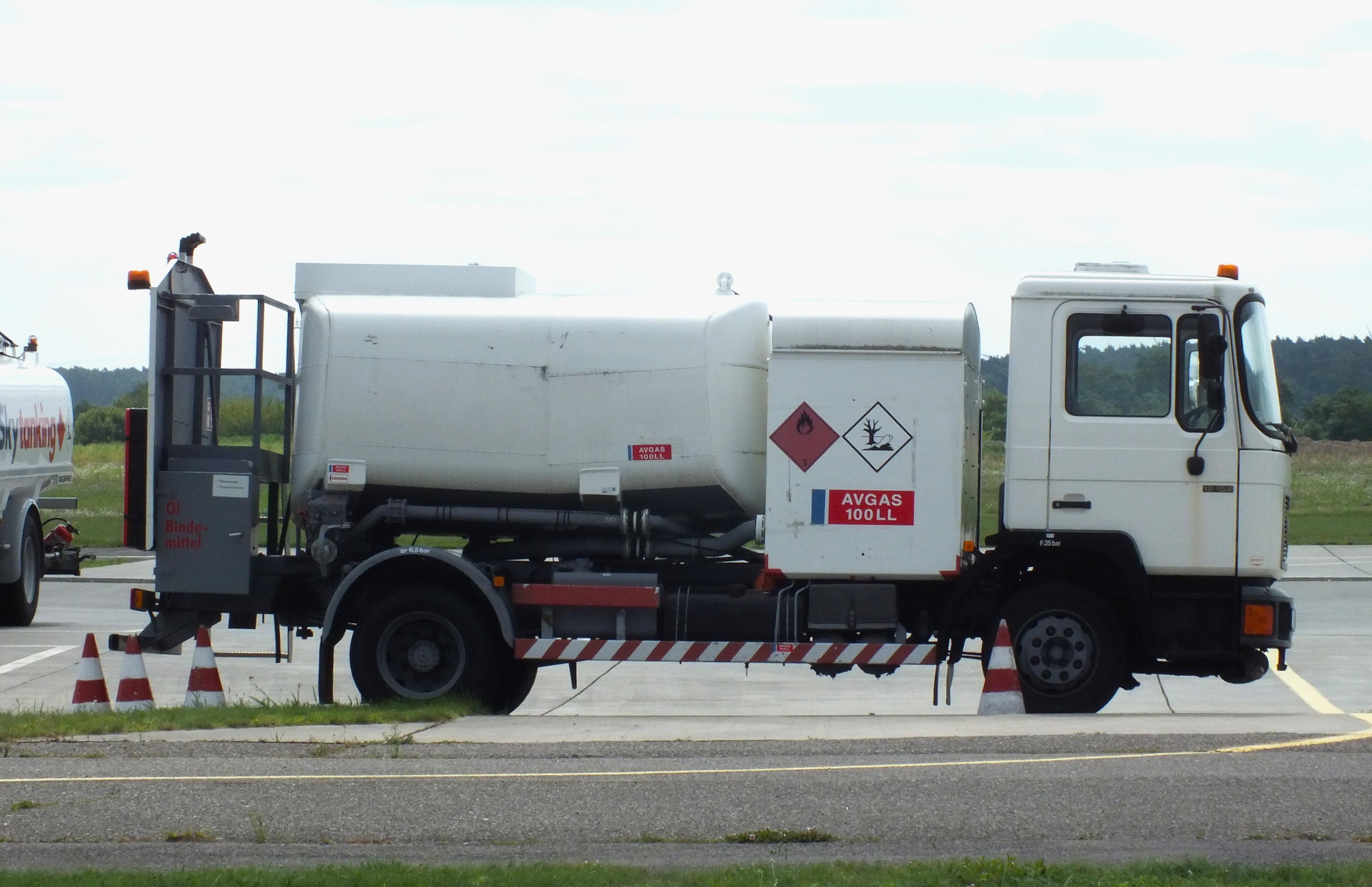 EDAY, airfield fuel truck at Strausberg airfield #v, photo by iwarnecke