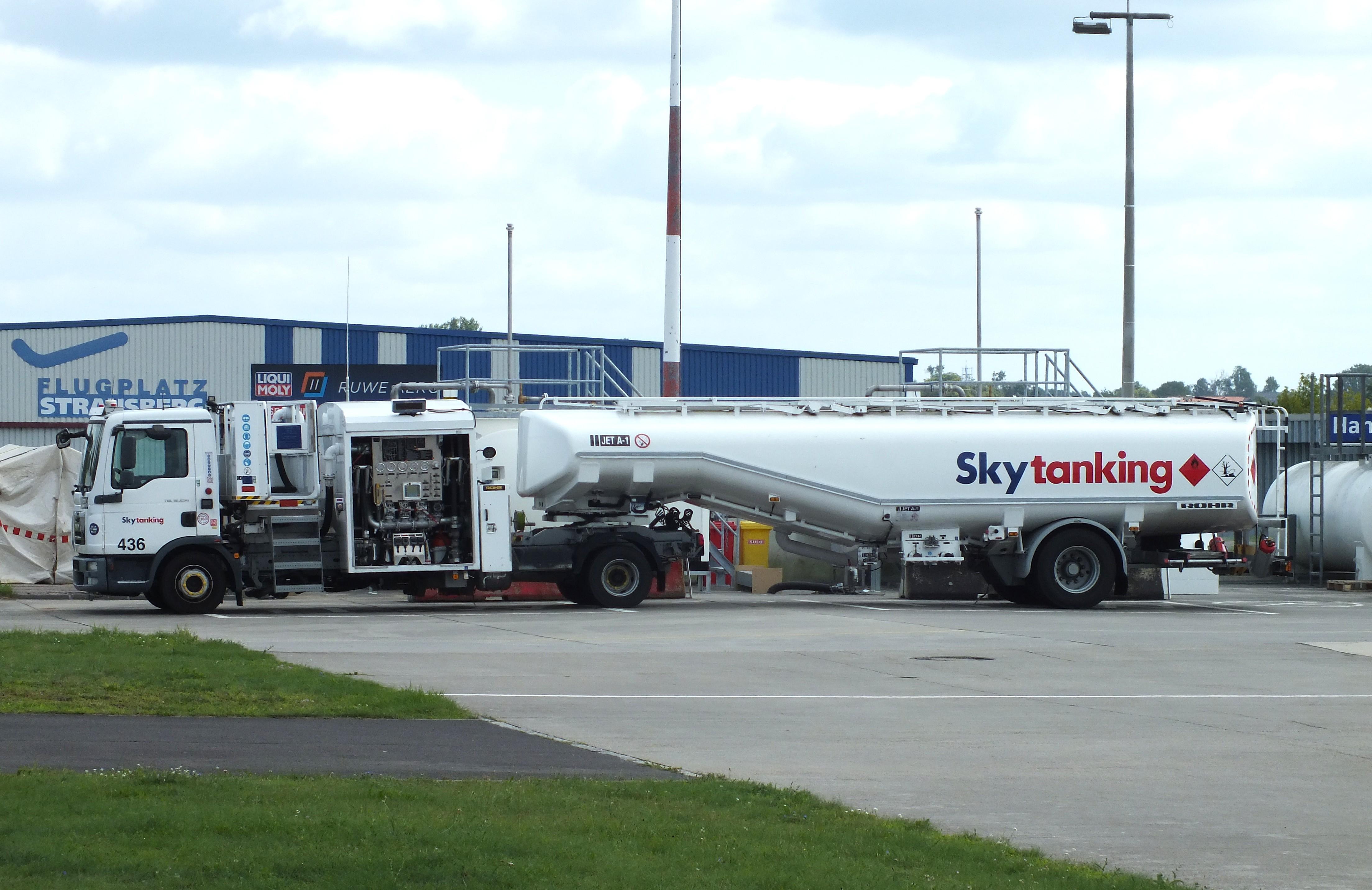 EDAY, heavy airfield fuel truck at Strausberg airfield #v, photo by iwarnecke