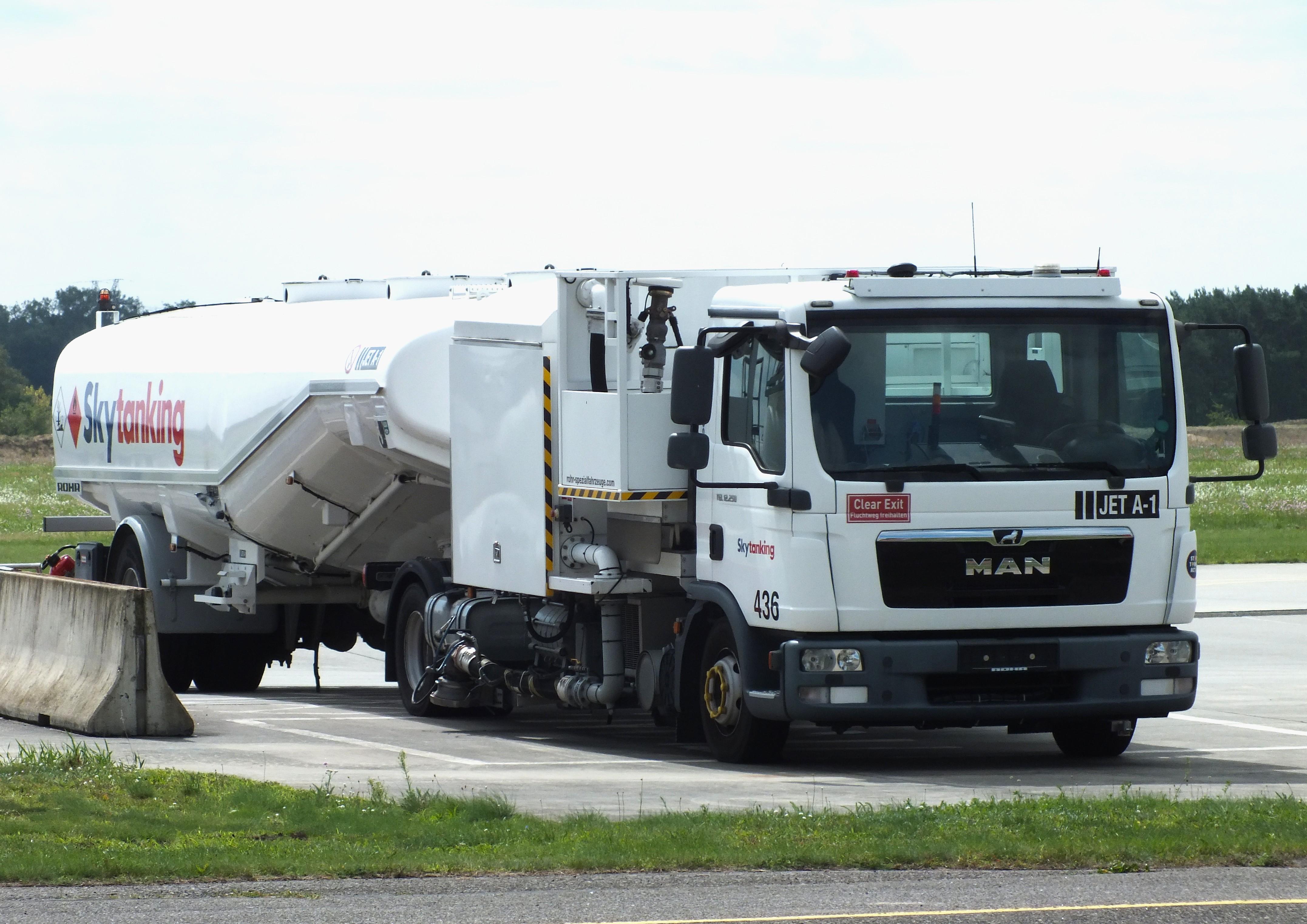 EDAY, heavy airfield fuel truck at Strausberg airfield #v, photo by iwarnecke