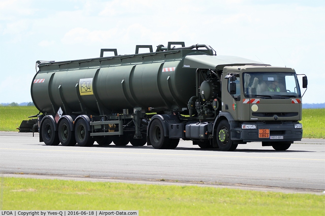 LFOA Airport - Military refueling truck, Avord air base 702 (LFOA)