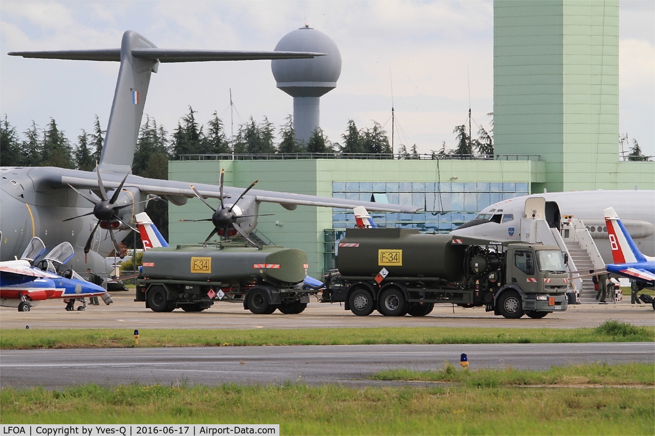 LFOA Airport - Military refueling truck, Avord air base 702 (LFOA)