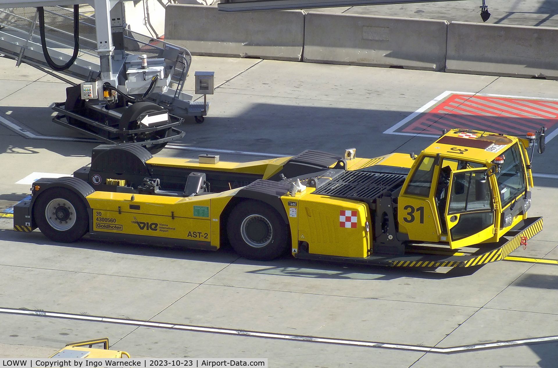 Vienna International Airport, Vienna Austria (LOWW) - pushback tug at Wien airport