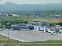 Roanoke Rgnl/woodrum Field Airport (ROA) - Airport Terminal - by Darrell Rayfield