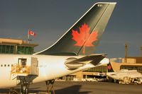 Calgary International Airport - Is this in Canada ? - by Michel Teiten ( www.mablehome.com )